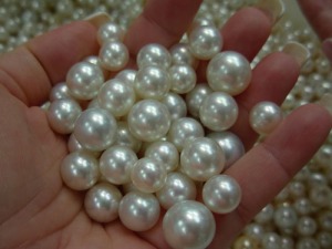 pearls-in-hand